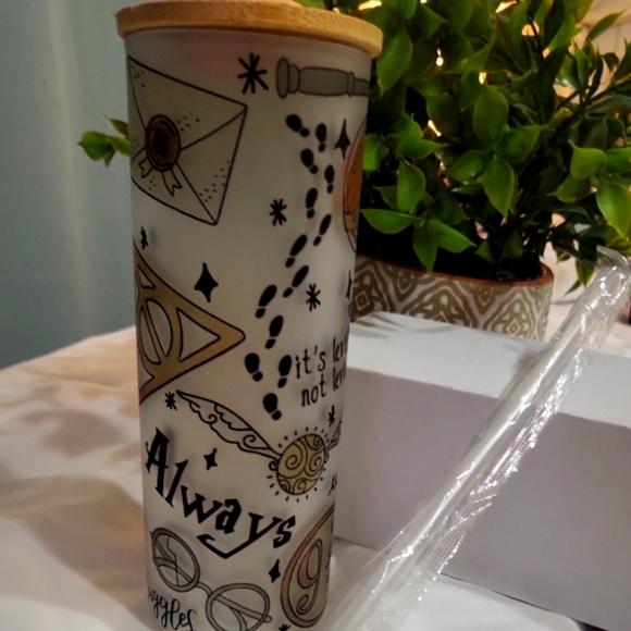 Frosted 20oz Harry Potter tumbler - Picture 3 of 7
